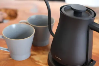 a blender sitting on a table with two cups at \u3077\u3075\u304b\u5c0f\u6751\u4e95 - Pufuka Omurai in Tokyo