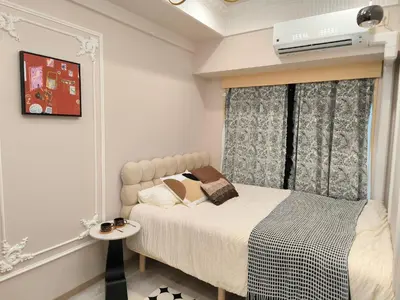 a bedroom with a bed and a tv on the wall at \u65b0\u5bbf\u7e41\u534e\u8857\u9053-\u4e0a\u91ce\u6c60\u888b\u6e0b\u8c37\u76f4\u8fbe-For 2p-\u65b0\u5bbfShinjuku\u5f92\u6b6510\u5206 in Tokyo