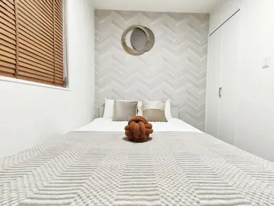 a teddy bear sitting on top of a bed at \u65b0\u5bbf2\u7ad9 \u6c60\u888b\u5168\u65b0\u72ec\u7acb3\u5c42\u522b\u5885 3\u5ba41\u53851\u6d74\u5ba4 \u6700\u59278\u4eba max 8P \u8f66\u7ad97\u5206\u949f 7mins to ST \u94f6\u5ea7 \u65b0\u5bbf \u6d89\u8c37 \u6c60\u888b \u4e1c\u4eac\u76f4\u901a in Tokyo