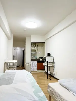 a room with two beds and a kitchen in it at \u65b0\u5bbf\u4e2d\u5fc3#\u6b4c\u821e\u4f0e#Shinjuku 3min walk#\u5730\u94c1\u7ad9\u6b65\u884c3\u5206#JR\u65b0\u5bbf\u7ad9\u6b65\u884c9\u5206\u949f#\u97e9\u56fd\u57ce#\u9ad8\u901f\u65e0\u9650\u5236\u7f51\u8def#\u81ea\u52a8Autolock\u5927\u95e8411 in Tokyo