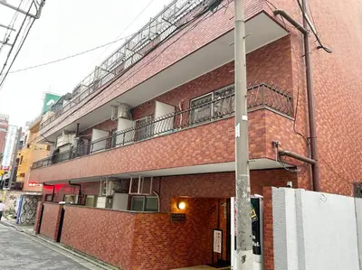a brick building with a balcony on the side of it at \u65b0\u5bbf\u4e2d\u5fc3#\u6b4c\u821e\u4f0e#Shinjuku 3min walk#\u5730\u94c1\u7ad9\u6b65\u884c3\u5206#JR\u65b0\u5bbf\u7ad9\u6b65\u884c9\u5206\u949f#\u97e9\u56fd\u57ce#\u9ad8\u901f\u65e0\u9650\u5236\u7f51\u8def#\u81ea\u52a8Autolock\u5927\u95e8411 in Tokyo