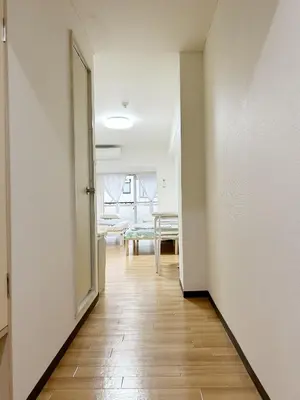 an empty hallway with a door leading to a room at \u65b0\u5bbf\u4e2d\u5fc3#\u6b4c\u821e\u4f0e#Shinjuku 3min walk#\u5730\u94c1\u7ad9\u6b65\u884c3\u5206#JR\u65b0\u5bbf\u7ad9\u6b65\u884c9\u5206\u949f#\u97e9\u56fd\u57ce#\u9ad8\u901f\u65e0\u9650\u5236\u7f51\u8def#\u81ea\u52a8Autolock\u5927\u95e8411 in Tokyo