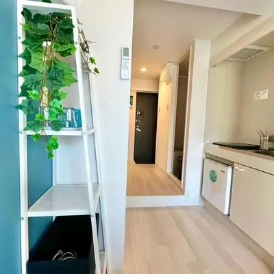 a room with a ladder and a kitchen at PLAZA SINJUKU Cozy Mansion in Tokyo