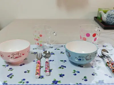 a table with two cups and forks and spoons at SunshineHouse \u4eac\u5cf6 \u6210\u7530\u7fbd\u7530\u76f4\u901a \u9002\u54086\u540d\u6700\u59278\u540d in Tokyo
