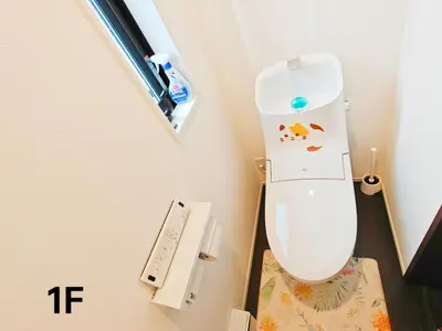 a bathroom with a white toilet in a room at SunshineHouse \u4eac\u5cf6 \u6210\u7530\u7fbd\u7530\u76f4\u901a \u9002\u54086\u540d\u6700\u59278\u540d in Tokyo