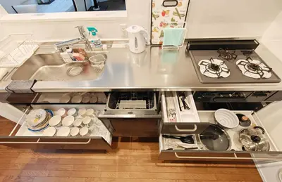 an open kitchen with a sink and a stove at SunshineHouse \u4eac\u5cf6 \u6210\u7530\u7fbd\u7530\u76f4\u901a \u9002\u54086\u540d\u6700\u59278\u540d in Tokyo