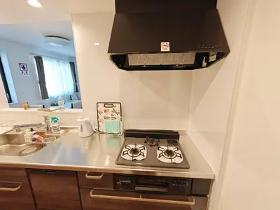 a kitchen with a stove and a sink at SunshineHouse \u4eac\u5cf6 \u6210\u7530\u7fbd\u7530\u76f4\u901a \u9002\u54086\u540d\u6700\u59278\u540d in Tokyo