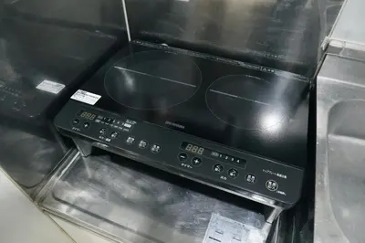 a toaster oven with four pots and pans at \u30aa\u30b0\u30e9\u30d3\u30eb 403 in Tokyo