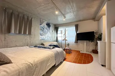 a bedroom with a large bed and a flat screen tv at 24\u5e748\u6708\u65b0\u7bc910\u6708\u30aa\u30fc\u30d7\u30f3 \u738b\u5b50\u99c5\u5f92\u6b695\u5206 \u4e38\u8cb8\u5207\u308b \u6700\u59274\u4eba 2b\u5ba4 in Tokyo