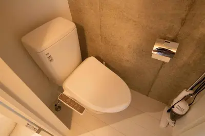 a bathroom with a white toilet in a room at 24\u5e748\u6708\u65b0\u7bc910\u6708\u30aa\u30fc\u30d7\u30f3 \u738b\u5b50\u99c5\u5f92\u6b695\u5206 \u4e38\u8cb8\u5207\u308b \u6700\u59274\u4eba 2b\u5ba4 in Tokyo