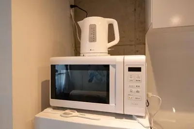 a microwave with a coffee pot on top of it at 24\u5e748\u6708\u65b0\u7bc910\u6708\u30aa\u30fc\u30d7\u30f3 \u738b\u5b50\u99c5\u5f92\u6b695\u5206 \u4e38\u8cb8\u5207\u308b \u6700\u59274\u4eba 2b\u5ba4 in Tokyo