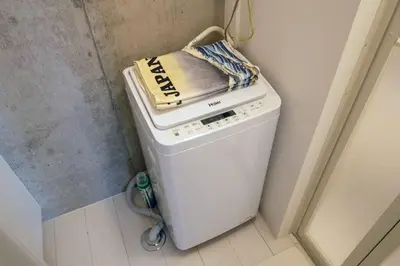 a small washing machine with a towel on top of it at 24\u5e748\u6708\u65b0\u7bc910\u6708\u30aa\u30fc\u30d7\u30f3 \u738b\u5b50\u99c5\u5f92\u6b695\u5206 \u4e38\u8cb8\u5207\u308b \u6700\u59274\u4eba 2b\u5ba4 in Tokyo