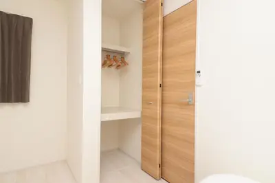 a room with a closet with a wooden door at NYHotel 1 \u65b0\u5bbf2\u968e\u5efa\u30664\u5ba41\u30d0\u30b9\u30eb\u30fc\u30e01\u30b7\u30e3\u30ef\u30fc2\u30c8\u30a4\u30ec in Tokyo