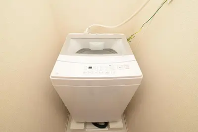 a washing machine is hanging on a wall at NYHotel 1 \u65b0\u5bbf2\u968e\u5efa\u30664\u5ba41\u30d0\u30b9\u30eb\u30fc\u30e01\u30b7\u30e3\u30ef\u30fc2\u30c8\u30a4\u30ec in Tokyo