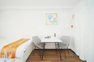 a bedroom with a bed and a table and chairs at \u6771\u4eac\u30ea\u30ea\u30a2\u30eb\u30db\u30c6\u30eb0501 in Tokyo