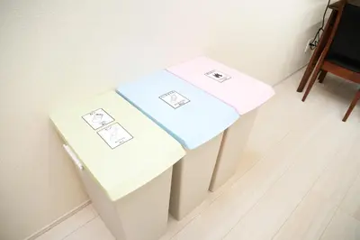 two white tables sitting next to a wall at NYHotel 2 \u65b0\u5bbf2\u968e\u5efa\u30663\u5ba41\u30d0\u30b9\u30eb\u30fc\u30e01\u30b7\u30e3\u30ef\u30fc2\u30c8\u30a4\u30ec in Tokyo