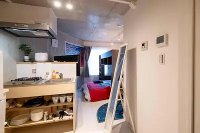 a room with a kitchen with a sink and a ladder at 24\u5e748\u6708\u65b0\u7bc910\u6708\u30aa\u30fc\u30d7\u30f3 \u738b\u5b50\u99c5\u5f92\u6b695\u5206 \u4e38\u8cb8\u5207\u308b \u6700\u59274\u4eba 2a\u5ba4 in Tokyo