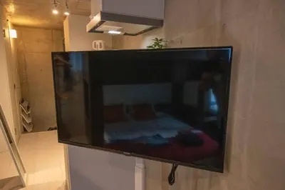 a flat screen tv hanging on a wall at 24\u5e748\u6708\u65b0\u7bc910\u6708\u30aa\u30fc\u30d7\u30f3 \u738b\u5b50\u99c5\u5f92\u6b695\u5206 \u4e38\u8cb8\u5207\u308b \u6700\u59274\u4eba 2a\u5ba4 in Tokyo