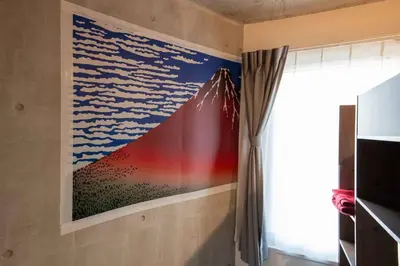 a painting on a wall in a room with a window at 24\u5e748\u6708\u65b0\u7bc910\u6708\u30aa\u30fc\u30d7\u30f3 \u738b\u5b50\u99c5\u5f92\u6b695\u5206 \u4e38\u8cb8\u5207\u308b \u6700\u59274\u4eba 2a\u5ba4 in Tokyo