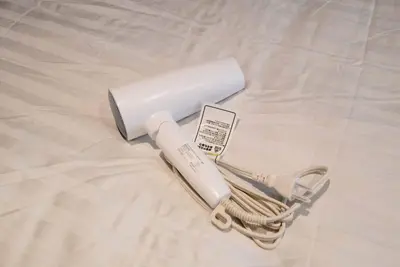 a white inhaler with a rope on a bed at 24\u5e748\u6708\u65b0\u7bc910\u6708\u30aa\u30fc\u30d7\u30f3 \u738b\u5b50\u99c5\u5f92\u6b695\u5206 \u4e38\u8cb8\u5207\u308b \u6700\u59274\u4eba 2a\u5ba4 in Tokyo