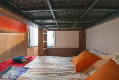a large bed in a room with aamed ceilings at 24\u5e748\u6708\u65b0\u7bc910\u6708\u30aa\u30fc\u30d7\u30f3 \u738b\u5b50\u99c5\u5f92\u6b695\u5206 \u4e38\u8cb8\u5207\u308b \u6700\u59274\u4eba 2a\u5ba4 in Tokyo