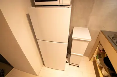 a white refrigerator in the corner of a kitchen at 24\u5e748\u6708\u65b0\u7bc910\u6708\u30aa\u30fc\u30d7\u30f3 \u738b\u5b50\u99c5\u5f92\u6b695\u5206 \u4e38\u8cb8\u5207\u308b \u6700\u59274\u4eba 2a\u5ba4 in Tokyo