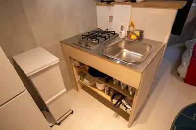a small kitchen with a sink and a stove at 24\u5e748\u6708\u65b0\u7bc910\u6708\u30aa\u30fc\u30d7\u30f3 \u738b\u5b50\u99c5\u5f92\u6b695\u5206 \u4e38\u8cb8\u5207\u308b \u6700\u59274\u4eba 2a\u5ba4 in Tokyo