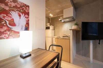 a small kitchen with a table and a tv in a room at 24\u5e748\u6708\u65b0\u7bc910\u6708\u30aa\u30fc\u30d7\u30f3 \u738b\u5b50\u99c5\u5f92\u6b695\u5206 \u4e38\u8cb8\u5207\u308b \u6700\u59274\u4eba 2a\u5ba4 in Tokyo