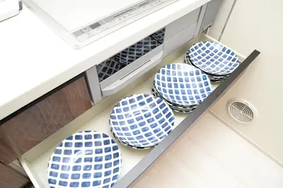 four blue and white bowls on a shelf in a kitchen at NYHotel 3 \u65b0\u5bbf2\u968e\u5efa\u30663\u5ba41\u30d0\u30b9\u30eb\u30fc\u30e01\u30b7\u30e3\u30ef\u30fc2\u30c8\u30a4\u30ec in Tokyo