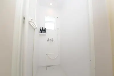 a bathroom with a shower with a mirror at NYHotel 3 \u65b0\u5bbf2\u968e\u5efa\u30663\u5ba41\u30d0\u30b9\u30eb\u30fc\u30e01\u30b7\u30e3\u30ef\u30fc2\u30c8\u30a4\u30ec in Tokyo