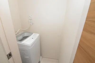 a washer and dryer in a corner of a room at NYHotel 5 \u65b0\u5bbf2\u968e\u5efa\u30664\u5ba41\u30d0\u30b9\u30eb\u30fc\u30e01\u30b7\u30e3\u30ef\u30fc2\u30c8\u30a4\u30ec in Tokyo