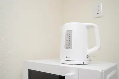 a white blender sitting on top of a refrigerator at NYHotel 5 \u65b0\u5bbf2\u968e\u5efa\u30664\u5ba41\u30d0\u30b9\u30eb\u30fc\u30e01\u30b7\u30e3\u30ef\u30fc2\u30c8\u30a4\u30ec in Tokyo