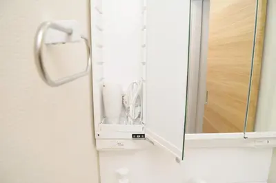 a mirror hanging on a bathroom door at NYHotel 5 \u65b0\u5bbf2\u968e\u5efa\u30664\u5ba41\u30d0\u30b9\u30eb\u30fc\u30e01\u30b7\u30e3\u30ef\u30fc2\u30c8\u30a4\u30ec in Tokyo