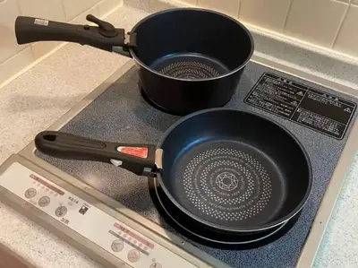 a frying pan sitting on top of a stove at \u30ec\u30ac\u30ea\u30a2\u30d2\u30eb\u30ba402 in Tokyo