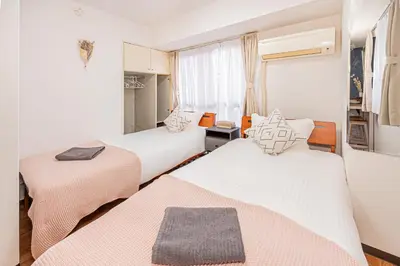 a room with two beds and a window at \u65b0\u5bbf\u533a\u6b4c\u821e\u4f0e\u753a\u4f0a\u52bf\u4e39\u5f92\u6b653\u5206\u949f#6 in Tokyo