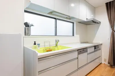 a kitchen with a yellow sink and a window at \u4e0a\u5317\u6ca2\u6238\u5efa\u3066 in Tokyo
