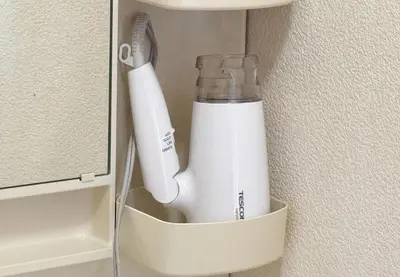 a white electric blender in a holder in a wall at \u4e0a\u5317\u6ca2\u6238\u5efa\u3066 in Tokyo