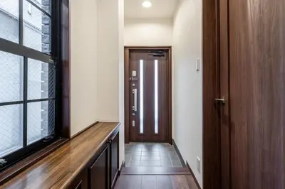a hallway with a door and a window at -Numabukuro House- 10-minute walk from Numabukuro station in Tokyo