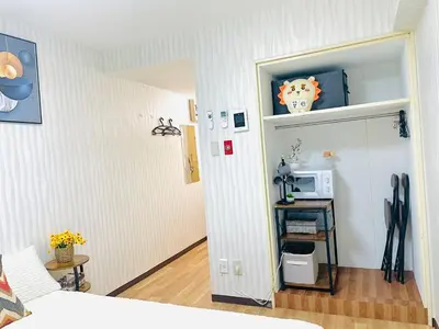 a room with a bed and a microwave at S1-\u65b0\u5bbf\u6700\u4e2d\u5fc3 \u6771\u65b0\u5bbf\u99c54\u5206-Shinjuku center 4 mins to ST Max 4P \u76f4\u8fbe\u65b0\u5bbf \u6e0b\u8c37 \u8868\u53c2\u9053 \u6c60\u888b \u4e0a\u91ce \u4ee3\u4ee3\u6728 \u9280\u5ea7 \u539f\u5bbf in Tokyo