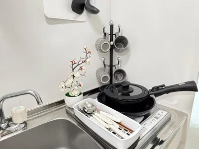 a kitchen stove with a pot and pans on it at S1-\u65b0\u5bbf\u6700\u4e2d\u5fc3 \u6771\u65b0\u5bbf\u99c54\u5206-Shinjuku center 4 mins to ST Max 4P \u76f4\u8fbe\u65b0\u5bbf \u6e0b\u8c37 \u8868\u53c2\u9053 \u6c60\u888b \u4e0a\u91ce \u4ee3\u4ee3\u6728 \u9280\u5ea7 \u539f\u5bbf in Tokyo