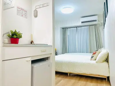 a small bedroom with a bed and a window at S1-\u65b0\u5bbf\u6700\u4e2d\u5fc3 \u6771\u65b0\u5bbf\u99c54\u5206-Shinjuku center 4 mins to ST Max 4P \u76f4\u8fbe\u65b0\u5bbf \u6e0b\u8c37 \u8868\u53c2\u9053 \u6c60\u888b \u4e0a\u91ce \u4ee3\u4ee3\u6728 \u9280\u5ea7 \u539f\u5bbf in Tokyo