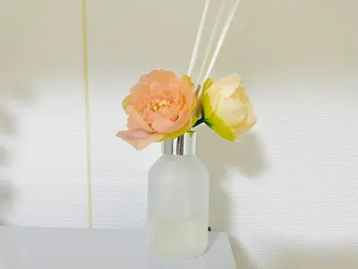 a white vase with three flowers in it at S1-\u65b0\u5bbf\u6700\u4e2d\u5fc3 \u6771\u65b0\u5bbf\u99c54\u5206-Shinjuku center 4 mins to ST Max 4P \u76f4\u8fbe\u65b0\u5bbf \u6e0b\u8c37 \u8868\u53c2\u9053 \u6c60\u888b \u4e0a\u91ce \u4ee3\u4ee3\u6728 \u9280\u5ea7 \u539f\u5bbf in Tokyo