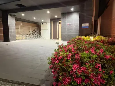 a building with a bunch of flowers in a courtyard at incense\u4e0a\u91ce\u6839\u5cb86\uff26 in Tokyo