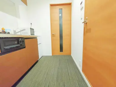 a hallway with a door in a kitchen at incense\u4e0a\u91ce\u6839\u5cb86\uff26 in Tokyo