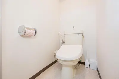 a bathroom with a white toilet in a room at \u65b0\u5bbf\u6b4c\u821e\u4f0e\u753a\u5f92\u6b65\u4e09\u5206\u9418\u4e09\u623f\u4e00\u5ef3\u8fd1\u9130\u4f0a\u52e2\u4e39 in Tokyo