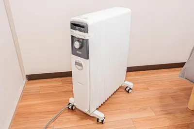 a water heater sitting on the floor in a room at \u65b0\u5bbf\u6b4c\u821e\u4f0e\u753a\u5f92\u6b65\u4e09\u5206\u9418\u4e09\u623f\u4e00\u5ef3\u8fd1\u9130\u4f0a\u52e2\u4e39 in Tokyo
