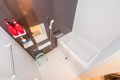 a small bathroom with a toilet and a sink at \u65b0\u5bbf\u6b4c\u821e\u4f0e\u753a\u5f92\u6b65\u4e09\u5206\u9418\u4e09\u623f\u4e00\u5ef3\u8fd1\u9130\u4f0a\u52e2\u4e39 in Tokyo