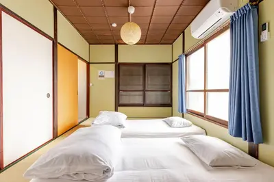 two beds in a room with two windows at NakakasaiKodateNKK1 in Tokyo