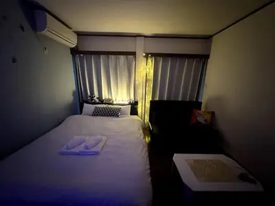 a small bedroom with a bed with two towels on it at \u30a2\u30f3\u30c9\u30b9\u30c6\u30a4\u4e2d\u91ce5\u4e01\u76ee102 in Tokyo