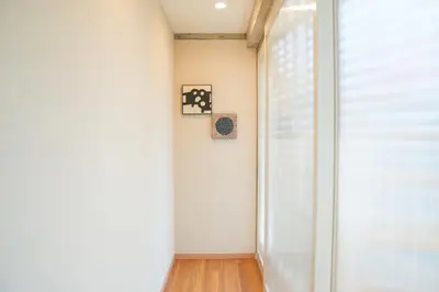 a hallway with a window and a white wall at Midland Hotel-\u79cb\u8449\u539f8\u52064\u968e\u5efa\u30664LDK\u8cb8\u5207\u5225\u8358 in Tokyo